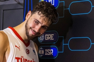 熊猫体育APP-首个晋级的球队！FIBA欧锦赛官推晒申京与土耳其晋级图合照